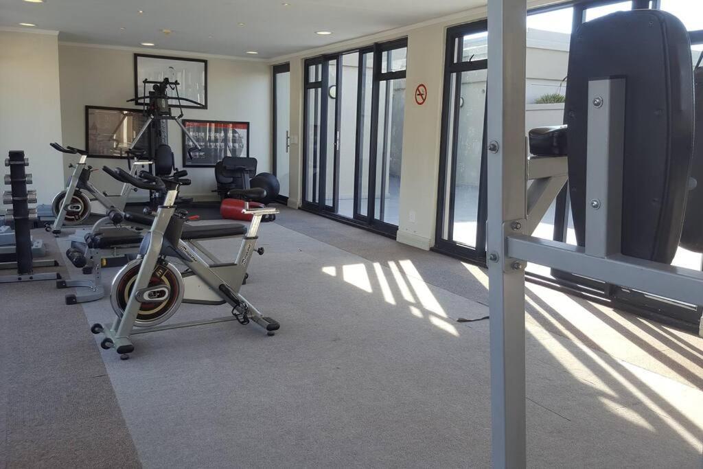 Four Seasons 818- Spacious Cbd Studio - Onsite Parking, Gym & Rooftop Pool Apartment Cape Town Luaran gambar
