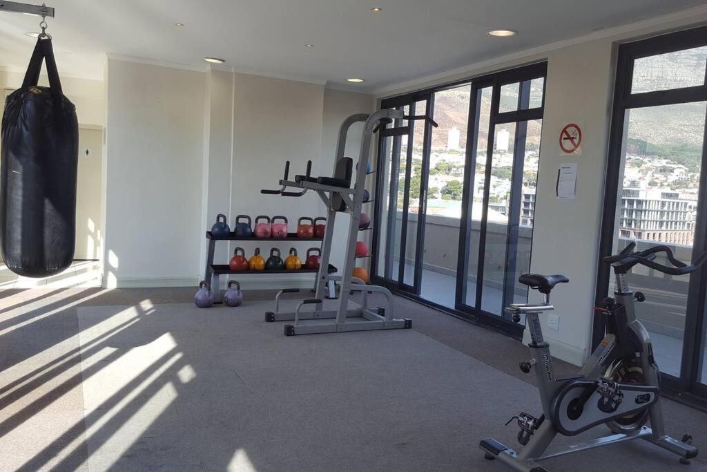 Four Seasons 818- Spacious Cbd Studio - Onsite Parking, Gym & Rooftop Pool Apartment Cape Town Luaran gambar