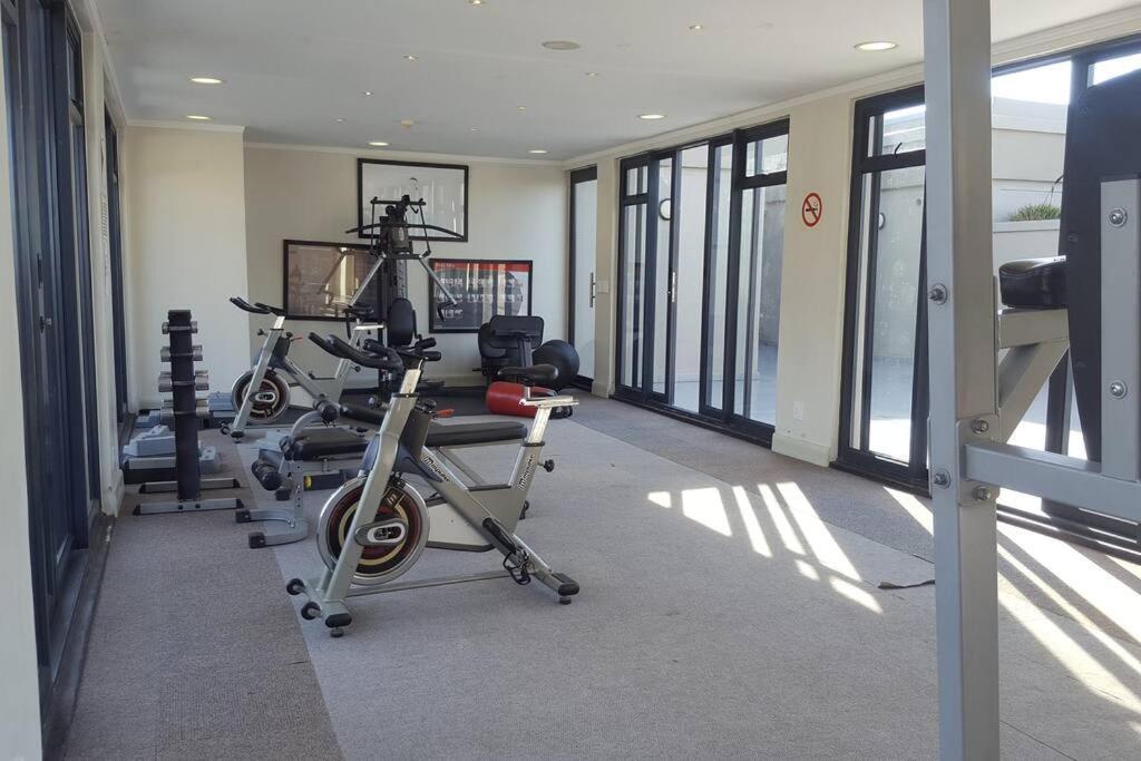 Four Seasons 818- Spacious Cbd Studio - Onsite Parking, Gym & Rooftop Pool Apartment Cape Town Luaran gambar